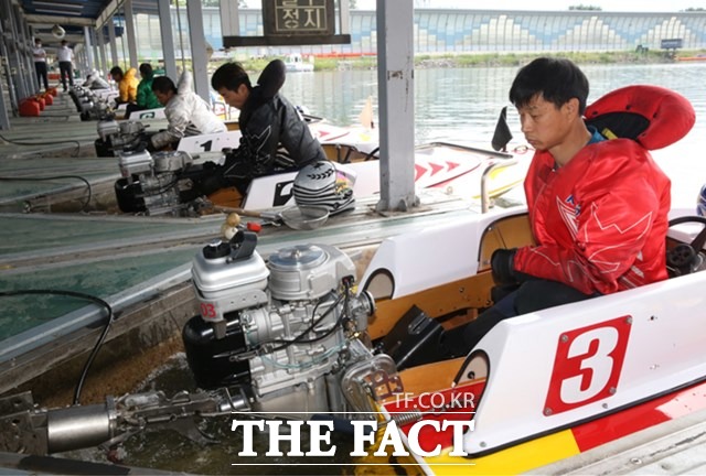 김종민 선수(맨 오른쪽)가 2020년형 모터보트 성능 테스트를 하기 위해 준비를 하고 있다./기금조성총괄본부 제공