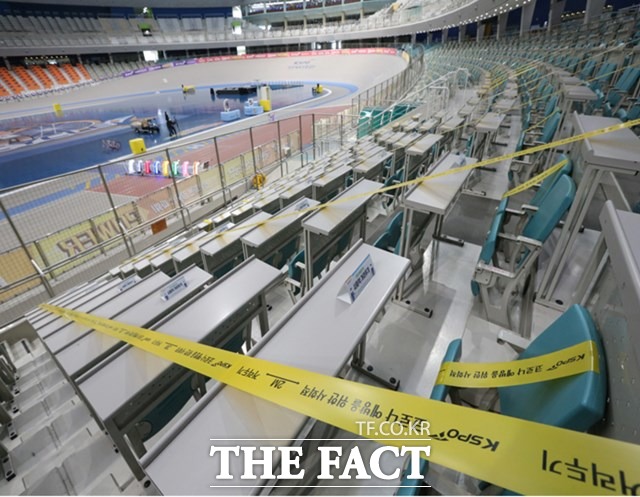 오는 24일 부분 재개장을 앞두고 준비에 들어간 광명 스피돔의 고객 좌석에 코로나19 예방을 위한 사회적 거리두기 표시가 곳곳에 붙어 있다./기금조성총괄본부 제공