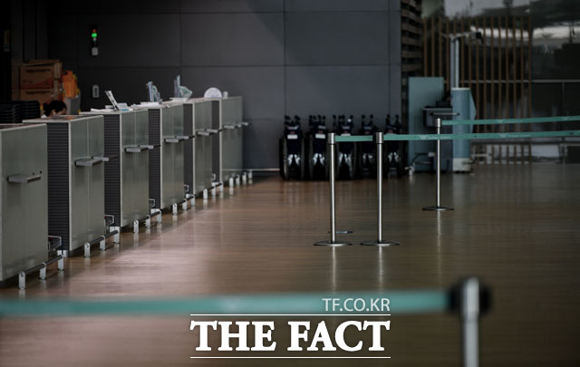 코로나19가 장기화되면서 항공업계의 고용 불안이 커지고 있다. 사진은 한산한 모습의 인천국제공항. /이덕인 기자