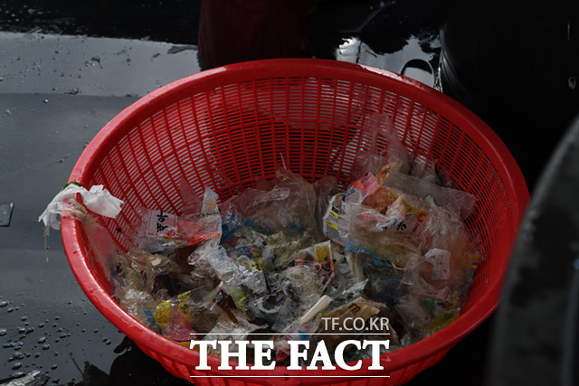 한 그물당 걷어 올리는 플라스틱 비닐 쓰레기가 만만치 않다.