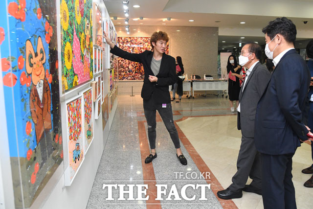 윤재옥, 유의동 미래통합당 의원(오른쪽) 또한 예술 작품에 심취