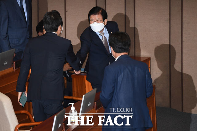 정세균 국무총리(왼쪽)와 인사하는 박병석 국회의장