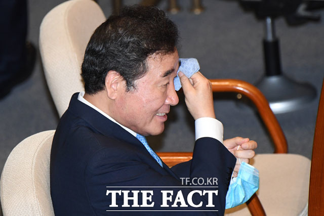당 대표 후보자 등록을 마친 이낙연 더불어민주당 의원이 20일 오전 서울 여의도 국회에서 예정된 본회의를 앞두고 땀을 닦고 있다. /국회=남윤호 기자