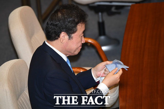 의원들과 인사 나누다 보니 땀으로 흠뻑!