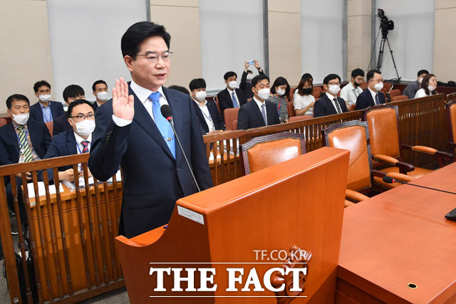 김창룡 경찰청장 후보자가 20일 오전 서울 여의도 국회에서 열린 경찰청장 후보자에 대한 행정안전위원회 인사청문회에 출석해 선서를 하고있다. /국회=남윤호 기자