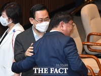 [TF포토] 인사나누는 주호영-김태년