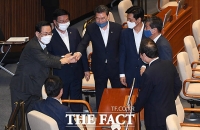 [TF사진관] 여당 의원들 찾아 인사하는 주호영