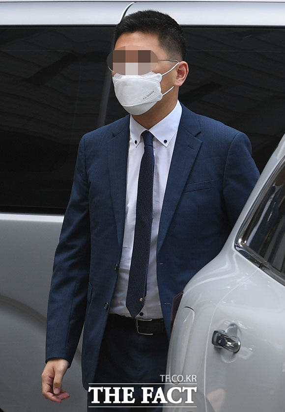 검언유착 의혹의 핵심인물인 이동재 전 채널A 기자가 17일 오전 서울 서초구 서울중앙지법에서 열린 구속 전 피의자심문(영장실질심사)에 출석하고 있다. /김세정 기자