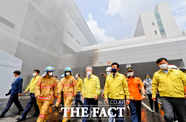 이재명 경기도지사(가운데)가 21일 오후 화재가 발생한 경기 용인시 처인구 SLC 물류센터를 찾아 현장점검을 하고 있다. /이덕인 기자