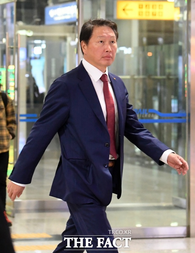 최태원 SK그룹 회장은 지난해 12월 노소영 아트센터 나비 관장이 맞소송을 제기한 뒤, 변론기일에 출석하지 않고 있다. 사진은 지난해 12월 2019 한-아세안 특별 정상회의 CEO 서밋(Summit) 과 환영 만찬 등 일정을 소화 중인 최 회장의 모습. /이새롬 기자