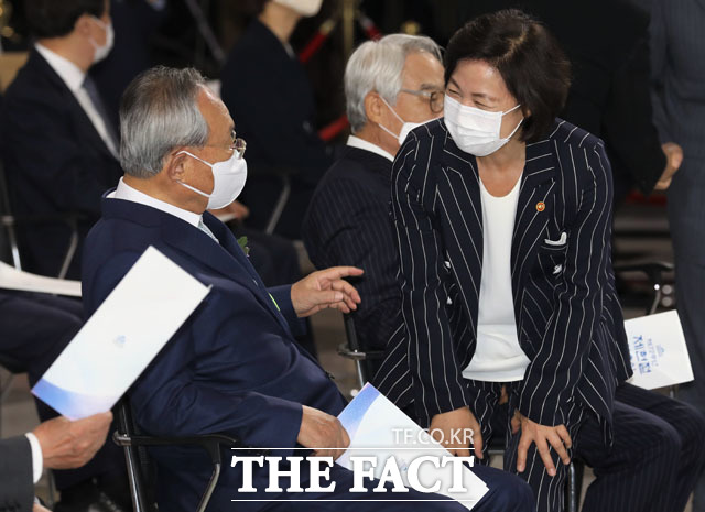 17일 오전 서울 여의도 국회에서 열린 제72주년 제헌절 경축식에서 추미애 법무부 장관과 박관용 전 국회의장이 대화하고 있다./남윤호 기자