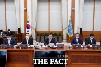  文대통령 '국민이 수익 향유할 '그린 뉴딜 펀드' 구상하라'