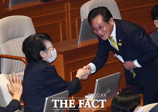 김진애 열린민주당 원내대표(왼쪽)와 악수하는 배진교 원내대표