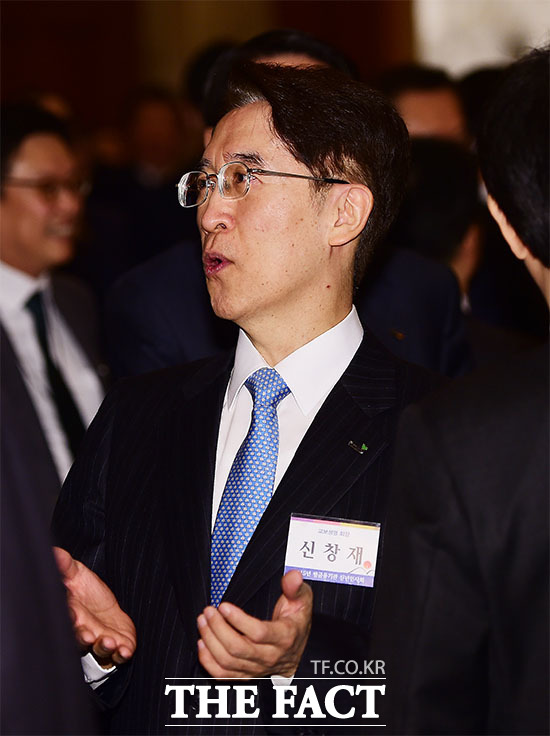 교보생명 최대 주주인 신 회장은 어피니티 컨소시엄 등 FI와 풋옵션(특정 가격에 주식을 팔 수 있는 권리)으로 중재 절차를 밟고 있다. 소송 결과에 따라 교보생명 경영권과 지배구조에 변화가 생길 수 있다. /더팩트DB