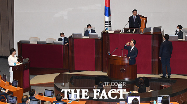 중재 나서는 박병석 국회의장(왼쪽 다섯번째)