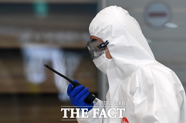 문재인 대통령은 22일 코로나19 방역 인력이 쉴 수 있는 시간을 가질 수 있도록 인력 지원을 포함한 지원 방안을 적극 검토하라고 정부에 지시했다. /남용희 기자