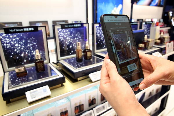 롯데면세점이 기존 아크릴 가격표를 모두 전자 가격표로 교체하는 등 디지털 고도화 2단계에 돌입했다. /롯데면세점 제공