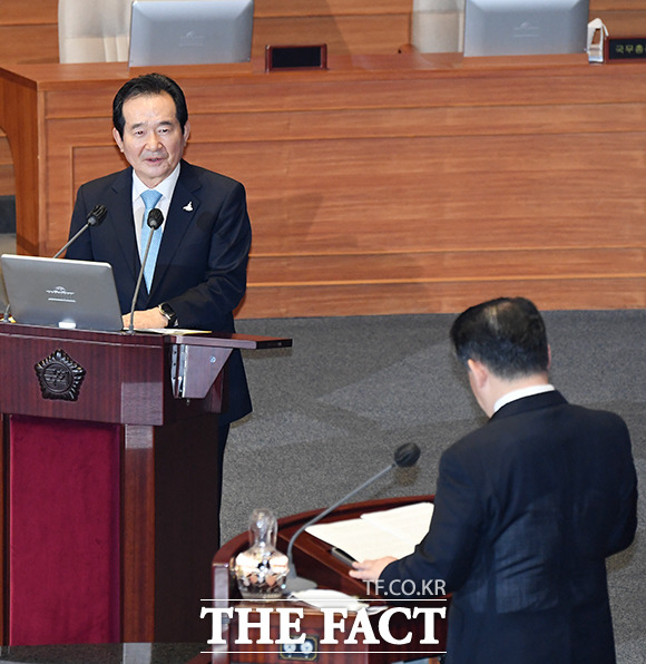 정세균 국무총리가 22일 정치·외교·통일·안보에 관한 대정부 질문에 참석해 박성중 통합당 의원의 고 박원순 서울시장 관련 지적에 답변했다. /국회=배정한 기자