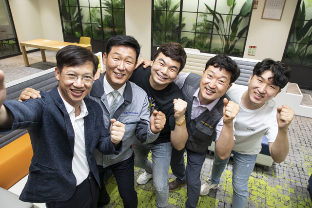 삼성전자가 역대 최대 협력사 인센티브를 지급하는 등 동반 성장을 위한 활동을 확대한다. 사진은 왼쪽부터 삼성전자 DS부문 상생협력센터 김창한 전무, 화성엔지니어링 류성목 대표, 서강이엔씨 김정식 과장, 화성엔지니어링 김도형 전무, 서강이엔씨 김현석 사원. /삼성전자 제공