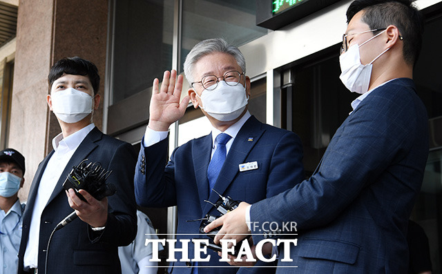 이재명 경기도지사는 22일 서울·부산시장 재보궐 선거 무공천 논란과 관련해 서울 부산시장 무공천을 주장한 바 없다고 했다. 사진은 지난 16일 오후 경기도 수원 경기도청에서 대법원의 ‘허위사실 공표 혐의 무죄 취지 파기환송 선고와 관련해 발언을 하고 있는 모습. /임영무 기자