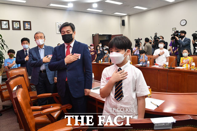 국민의례하는 김종인 비상대책위원장(왼쪽에서 세 번째)과 어린이들(?)