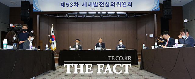 기획재정부가 22일 밝힌 2020년 세법개정안을 두고 투자자들의 의견이 엇갈리고 있다. /남용희 기자