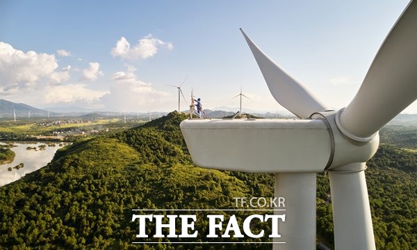 애플은 현재 70곳 이상의 협력업체로부터 애플 제품 생산에 100% 재생 에너지를 사용하겠다는 약속을 받았는데, 한국 기업으로는 SK하이닉스와 대상이 참여를 결정했다. /애플 제공