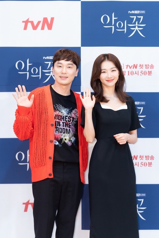 서현우(왼쪽)는 사회부 기자 김무진 역, 장희진은 특수분장사 도해수 역을 맡아 열연을 펼친다. /tvN 제공