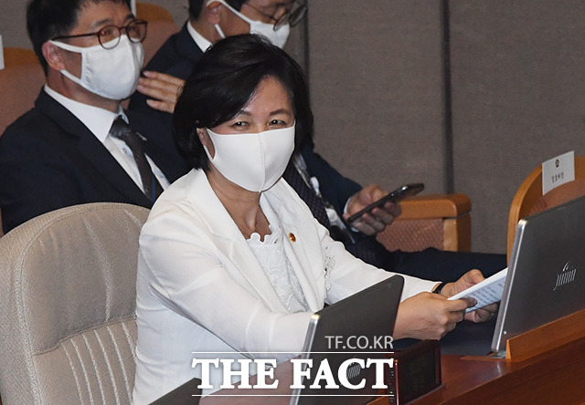 추미애 법무부 장관이 16일 오후 서울 여의도 국회에서 열린 제21대 국회 개원식에 참석해 미소를 짓고 있다./배정한 기자