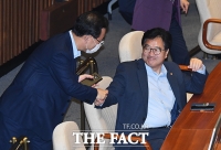 [TF포토] 우원식 의원과 악수하는 주호영 원내대표