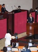 [TF포토] 추미애 장관 태도에 항의하는 김태흠 의원