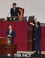 [TF포토] 추미애 장관 답변 태도에 항의하는 미래통합당