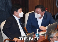 [TF포토] 김진표 의원과 대화하는 김태년 원내대표