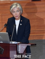 [TF포토] 질의에 답변하는 강경화 외교부 장관