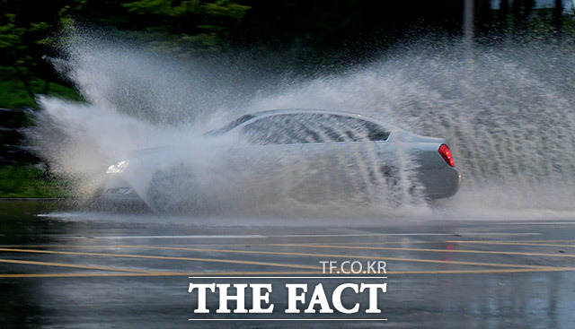 전국적으로 강한 비바람이 이어지는 23일 오후 인천 중구 영종대로의 한 도로가 침수돼 차량이 이동 중 물보라를 보이고 있다. /인천=이덕인 기자