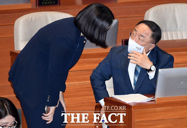 이소영 민주당 의원(왼쪽)과 대화하는 홍남기 경제부총리 겸 기획재정부 장관.