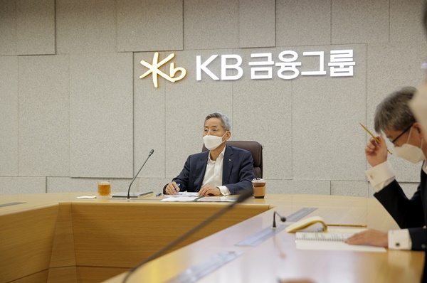KB금융그룹은 23일 KB뉴딜·혁신금융협의회를 열고 한국판 뉴딜 정책에 적극 동참하기로 했다. /KB금융그룹 제공