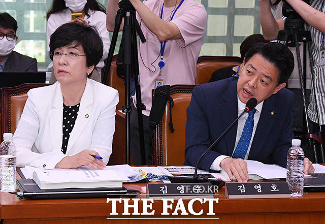 태영호 의원 질의에 항의하는 김영호 더불어민주당 간사