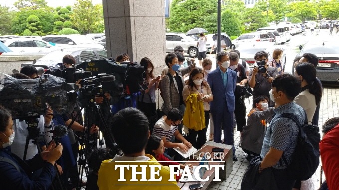 23일 오후 전범기업 미쓰비시 상대 손배소송 법정이 열린 후 원고측과 원고측 변호인들이 재판과정에 대해 보도진들에게 브리핑을 하고 있다. /광주=박호재 기자