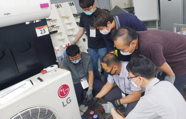 경기도 평택시에 있는 LG전자 서비스 아카데미에서 서비스 엔지니어들이 에어컨 수리 교육을 받고 있다. /LG전자 제공