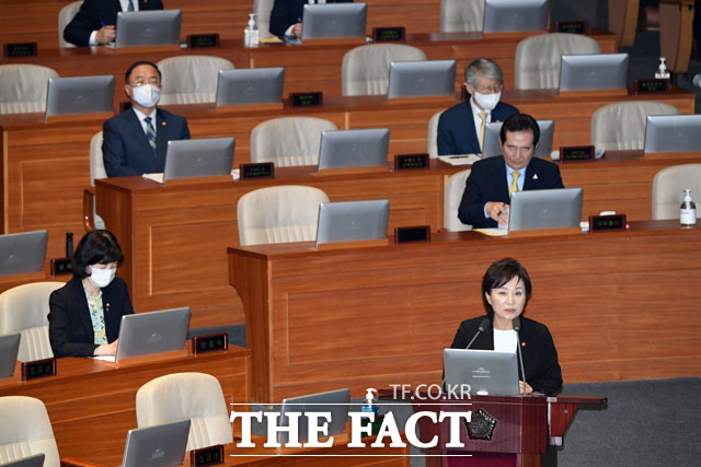 김현미(오른쪽 아래) 국토부 장관이 부동산 집값 상승률에 대해 11%라고 말해 통합당 의석에선 야유가 터져나왔다. /남윤호 기자