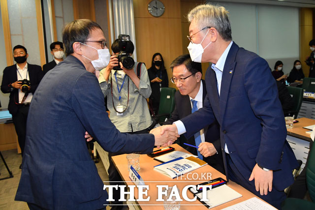 당 대표 출마를 밝힌 박주민 더불어민주당 의원과도 악수