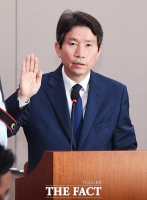 [TF포토] 선서하는 이인영 통일부 장관 후보자