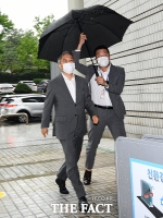 [TF포토] 법원 출석하는 최강욱, '당당한 발걸음'