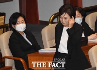 [TF포토] 미소 짓는 김현미 국토교통부 장관