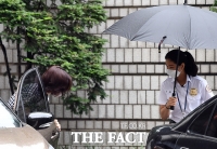 [TF포토] 법원 관계자에게 인사하는 정경심