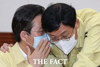 [TF포토] 귀엣말 나누는 성윤모 장관과 이호승 경제수석