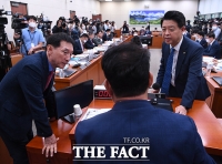 [TF포토] 송영길 위원장과 협의하는 여야 외통위 간사