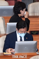 [TF포토] 목타는 김현미 장관... 대정부질문 준비하는 성윤모 장관