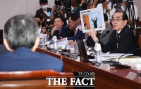 [TF포토] 사상 관련 질의하는 태영호 의원